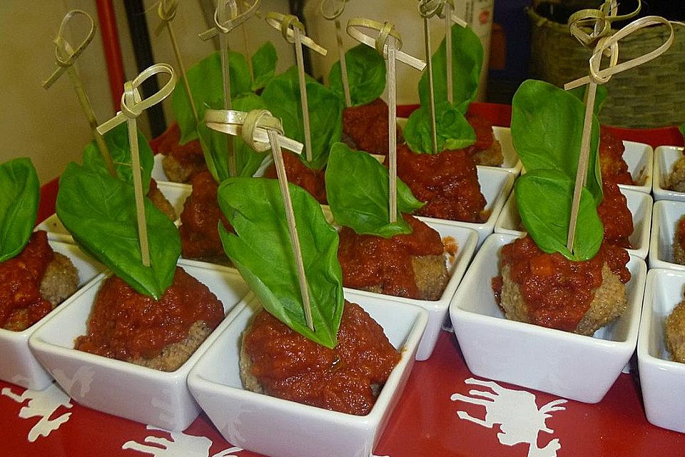 Hackbällchen in fruchtig - scharfer Tomatensauce mit Koriander