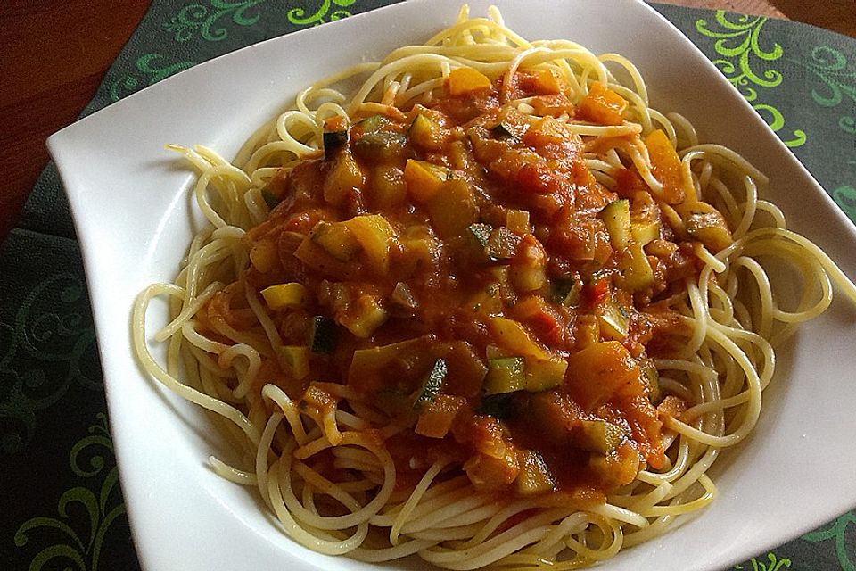 Spaghetti mit gebratenem Gemüse und Tomaten - Sahne - Sauce