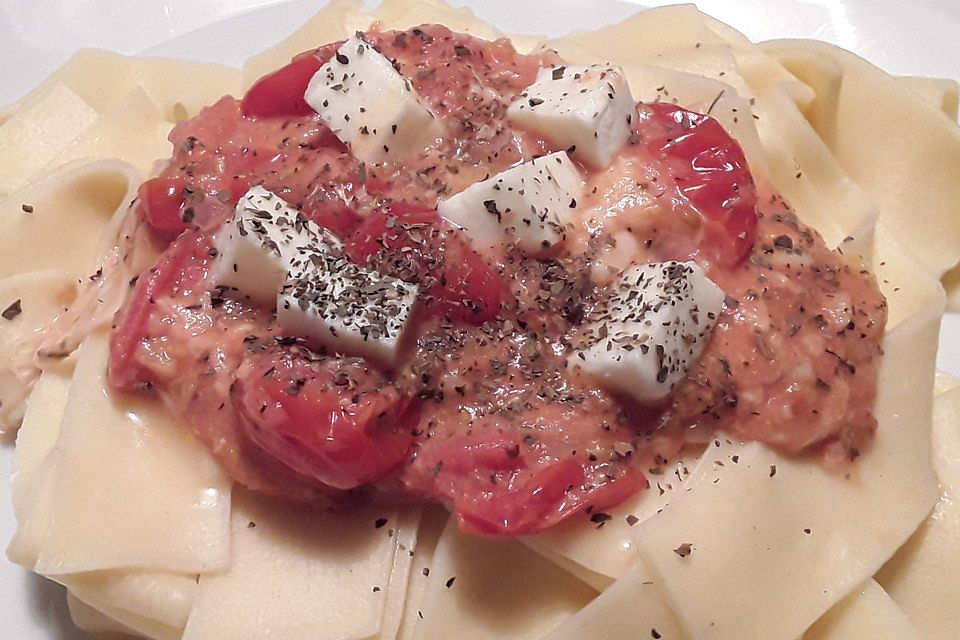 Bandnudeln mit frischen Tomaten, Mozzarella und Basilikum