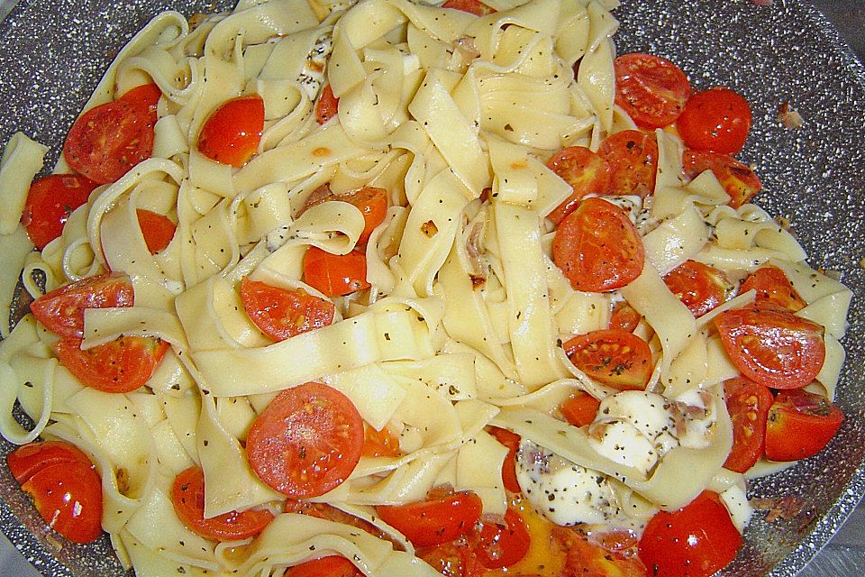 Bandnudeln mit frischen Tomaten, Mozzarella und Basilikum