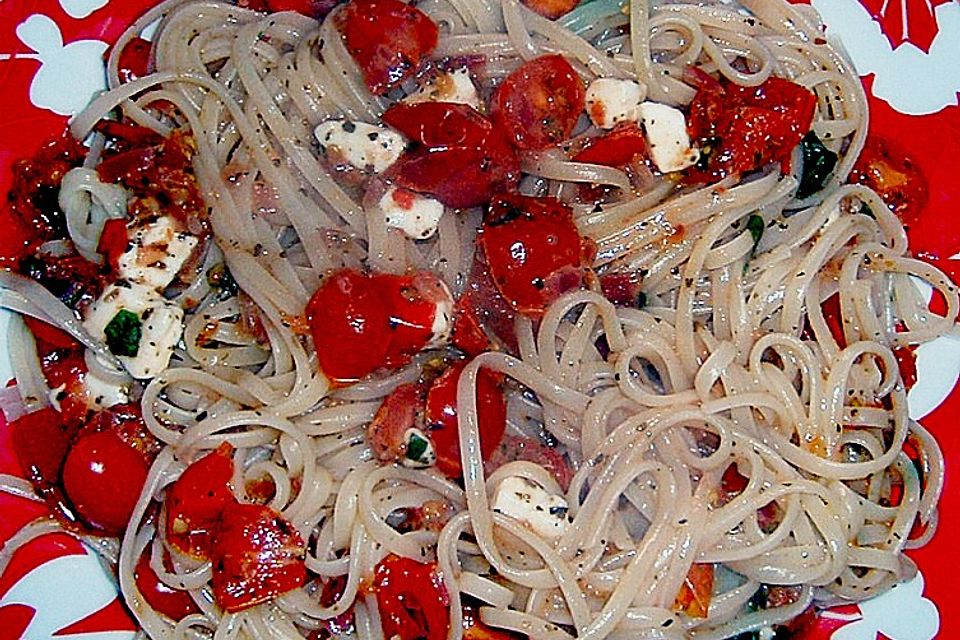 Bandnudeln mit frischen Tomaten, Mozzarella und Basilikum