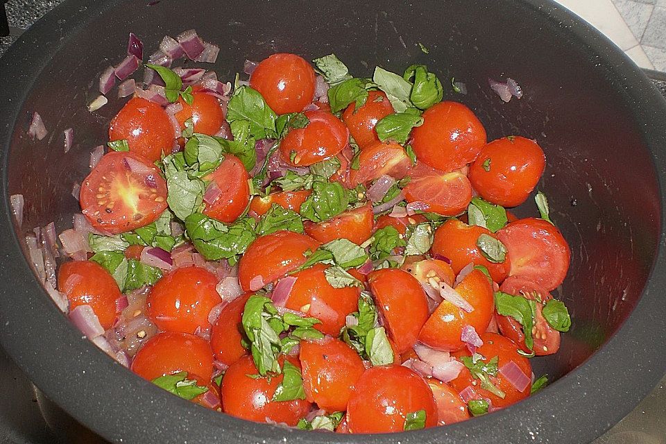 Bandnudeln mit frischen Tomaten, Mozzarella und Basilikum