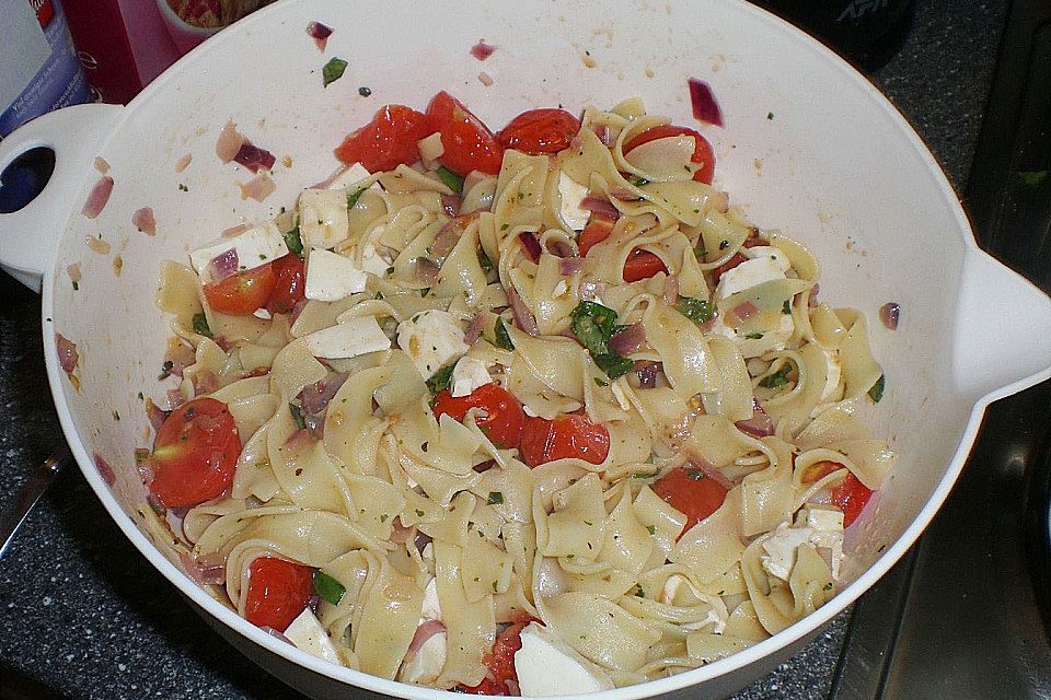 Bandnudeln mit frischen Tomaten, Mozzarella und Basilikum