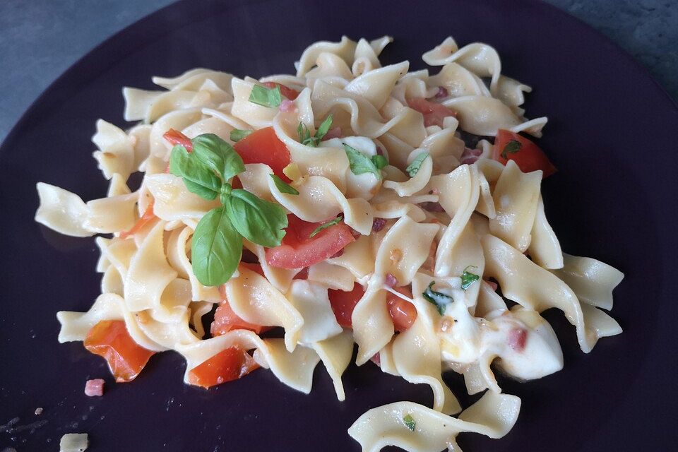 Bandnudeln mit frischen Tomaten, Mozzarella und Basilikum