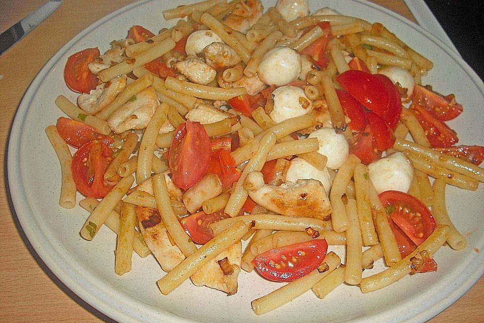 Bandnudeln mit frischen Tomaten, Mozzarella und Basilikum