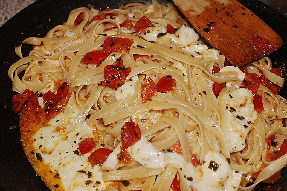 Bandnudeln mit frischen Tomaten, Mozzarella und Basilikum