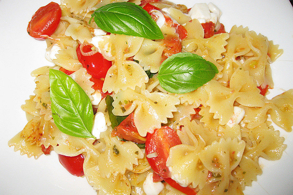 Bandnudeln mit frischen Tomaten, Mozzarella und Basilikum