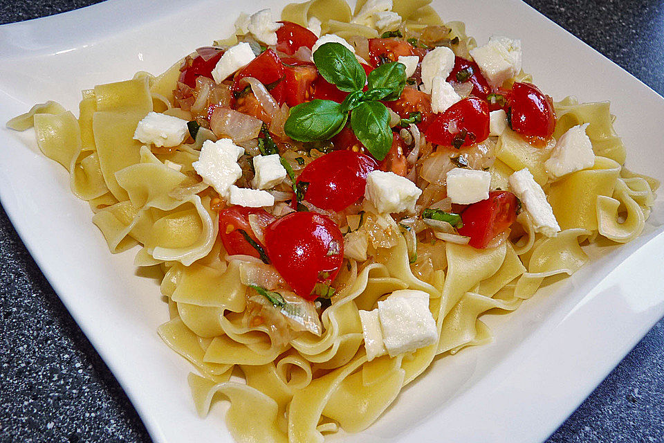 Bandnudeln mit frischen Tomaten, Mozzarella und Basilikum