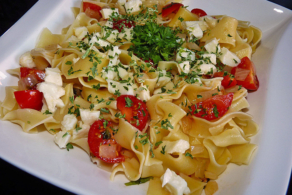 Bandnudeln mit frischen Tomaten, Mozzarella und Basilikum