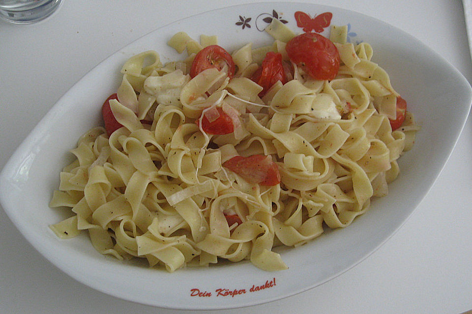 Bandnudeln mit frischen Tomaten, Mozzarella und Basilikum