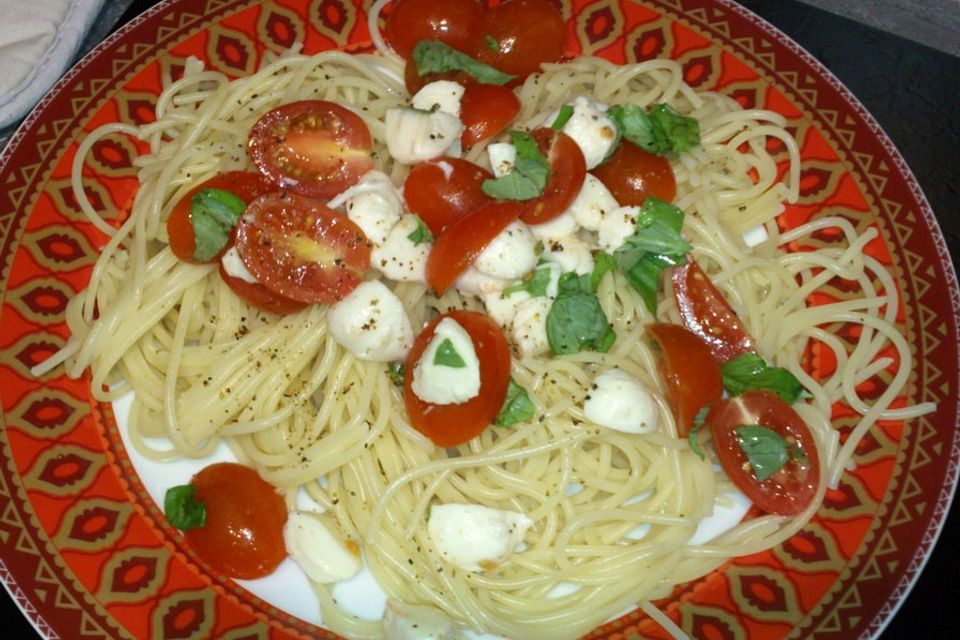 Bandnudeln mit frischen Tomaten, Mozzarella und Basilikum