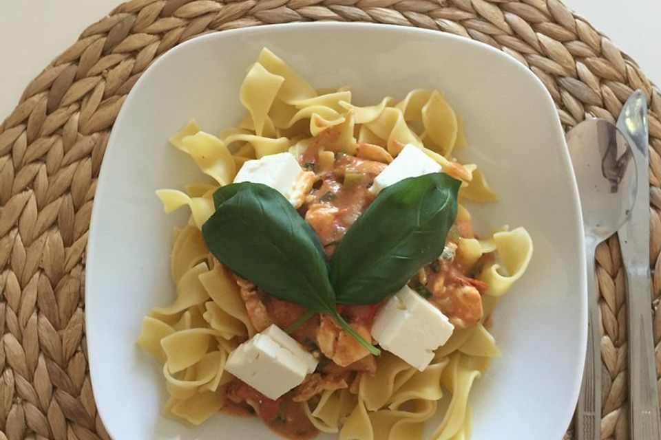 Bandnudeln mit frischen Tomaten, Mozzarella und Basilikum