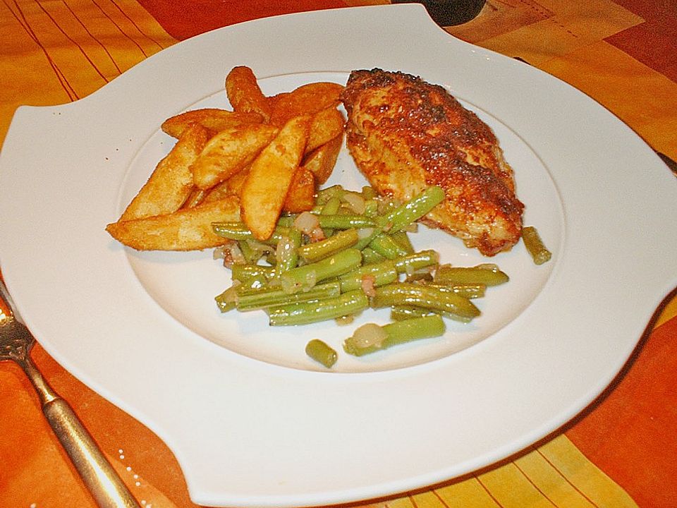 Kentucky French Chicken an knusprigen Kartoffelspalten mit grünen ...