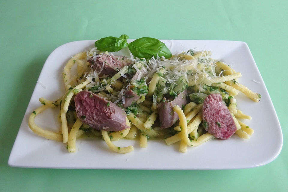 Penne mit gebratenen Lammfilets und Spinat