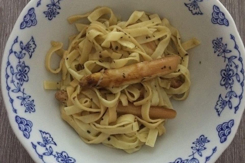 Binchens Bandnudeln mit gebratenem Spargel