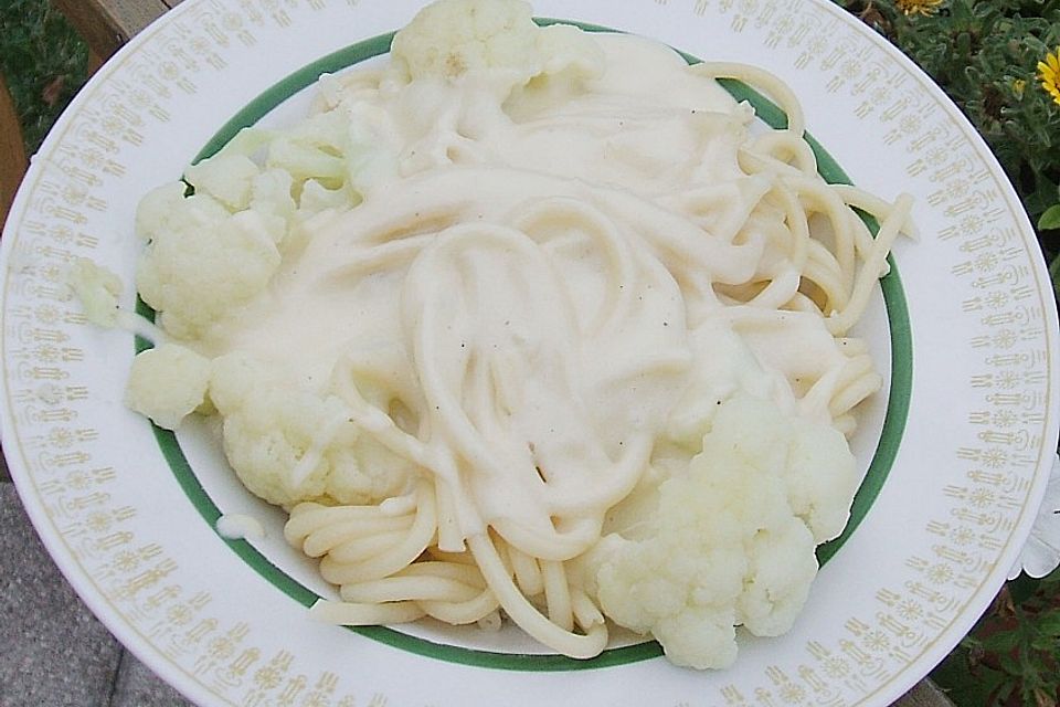 Blumenkohl - Nudeln mit Drei - Käse - Sauce