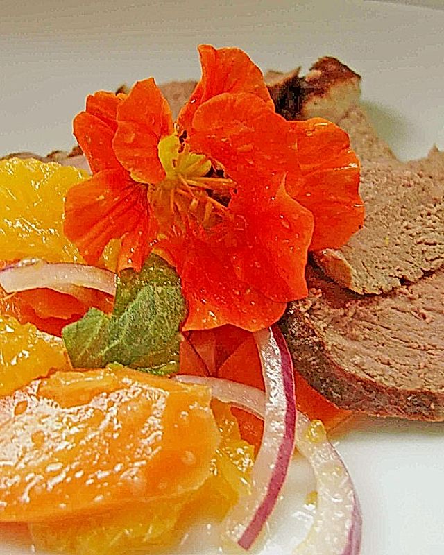 Karotten - Orangen - Salat mit Ingwer - Vinaigrette und geräucherter Entenbrust
