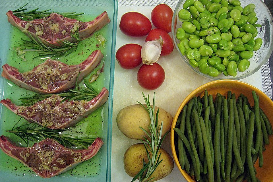 Lammkoteletts im Tomaten - Olivenöl - Sud mit zweierlei Bohnen und Kartoffelvierteln