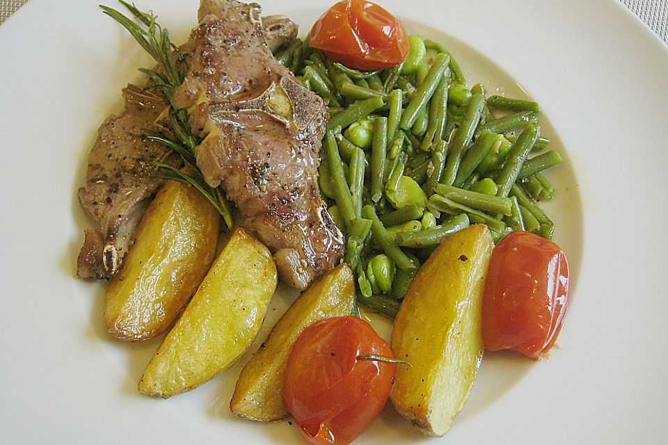 Lammkoteletts im Tomaten - Olivenöl - Sud mit zweierlei Bohnen und Kartoffelvierteln