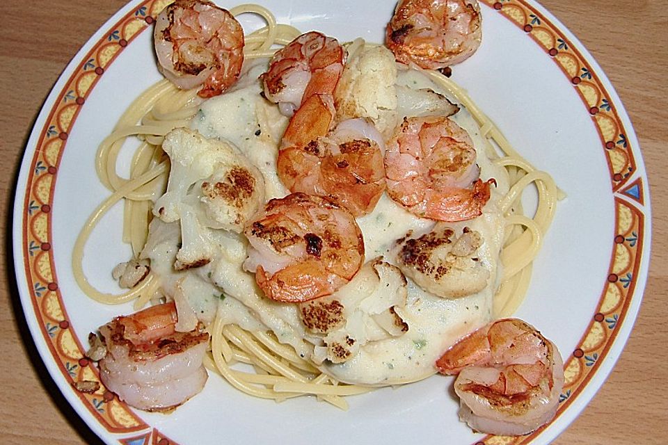 Spaghetti mit Blumenkohlsoße und Scampi