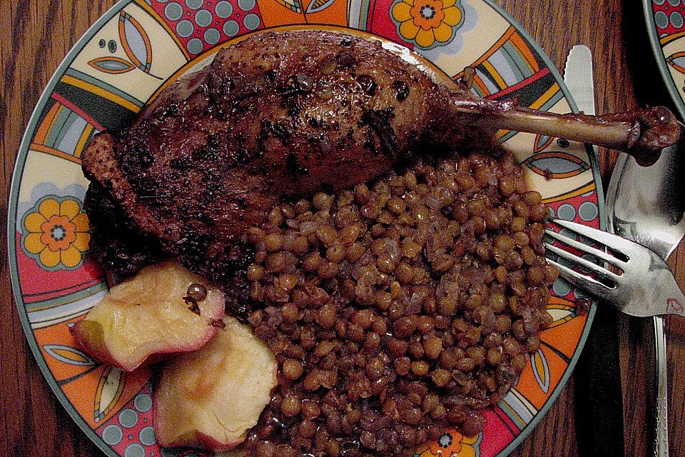 Linsen mit Rotwein und Gänsekeulen aus dem Römertopf