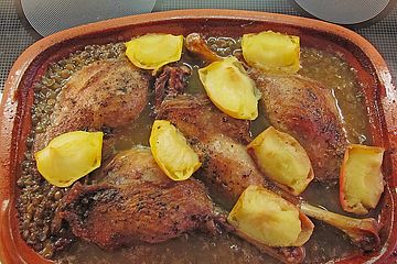 Linsen mit Rotwein und Gänsekeulen aus dem Römertopf