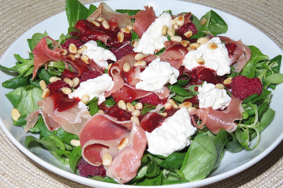 Feldsalat mit Serranoschinken, Himbeeren und Pinienkernen