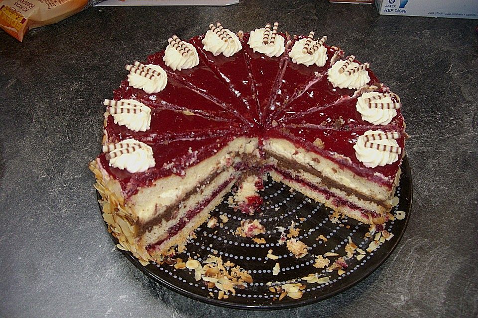 Nougat - Preiselbeer - Schichttorte