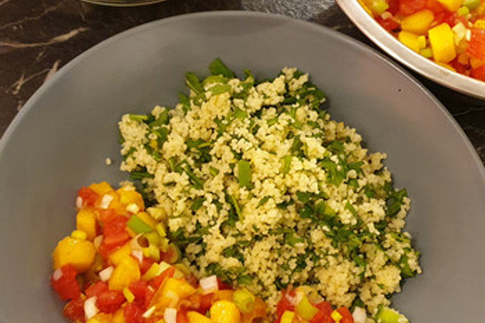 Zitronencouscous mit Mango - Tomaten - Salsa