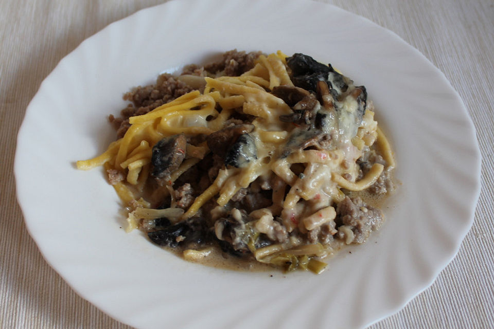 Käsespätzle mit Spitzkohl, Champignons und Hackfleisch