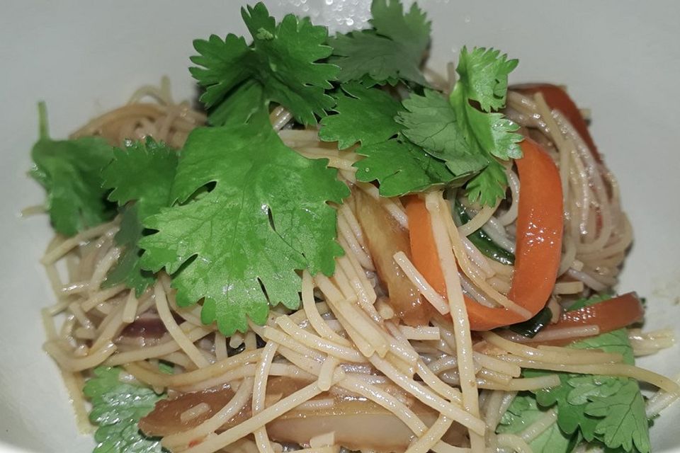 Reisnudelsalat mit Rindfleisch und Zitronengras