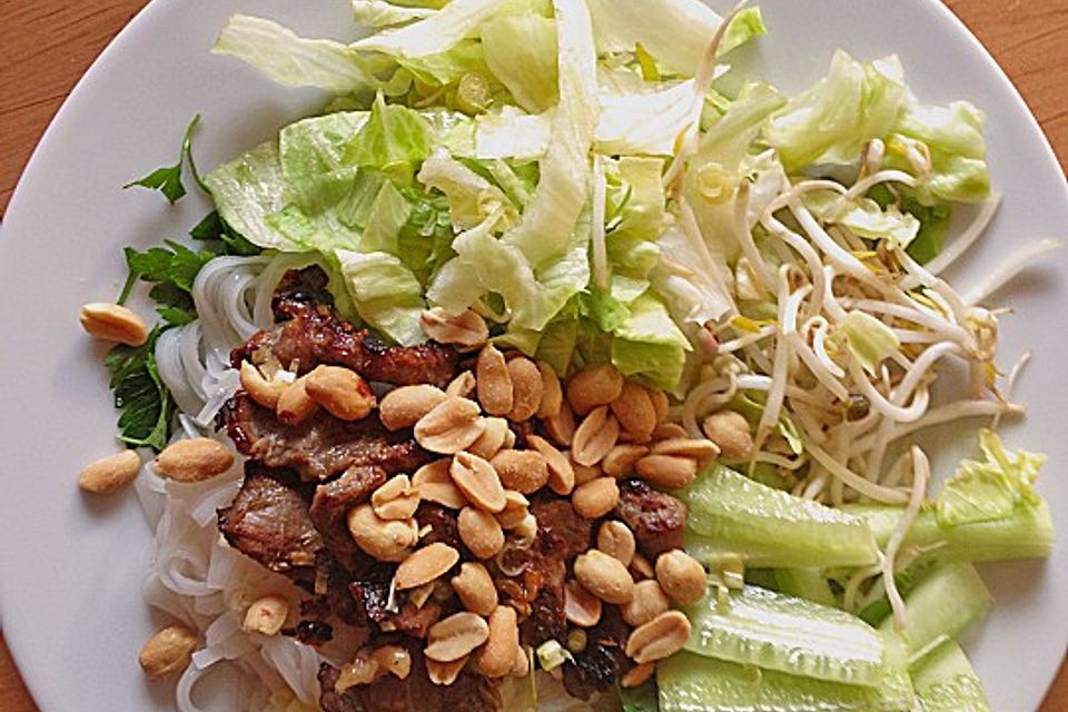 Reisnudelsalat mit Rindfleisch und Zitronengras