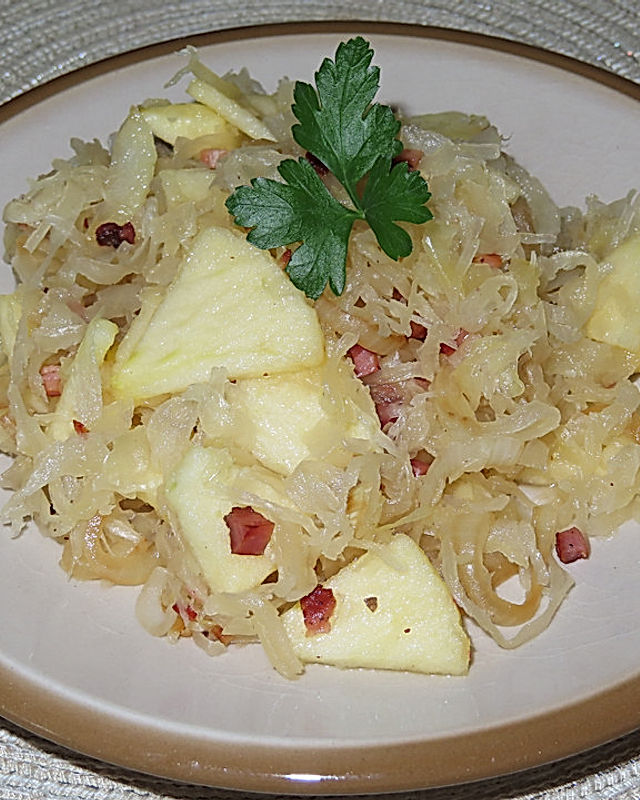 Sauerkrautsalat mit Äpfeln und Speck