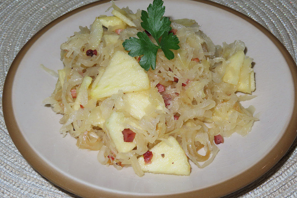 Sauerkrautsalat mit Äpfeln und Speck