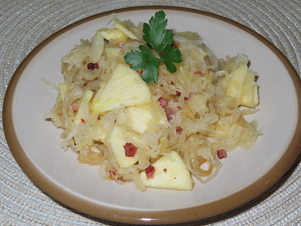 Sauerkrautsalat mit Äpfeln und Speck von _NS_| Chefkoch