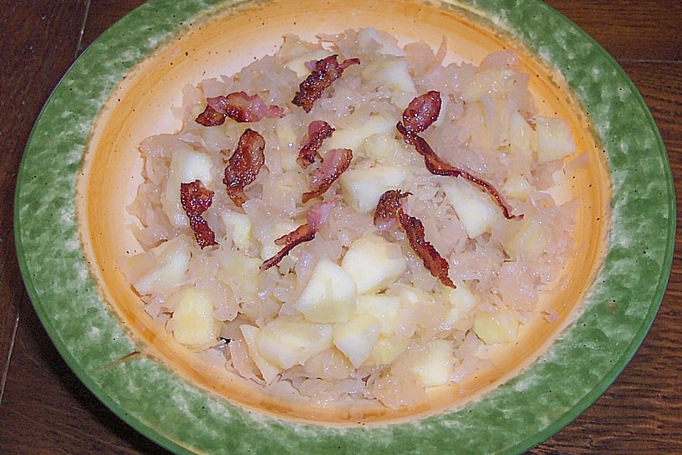 Sauerkrautsalat mit Äpfeln und Speck