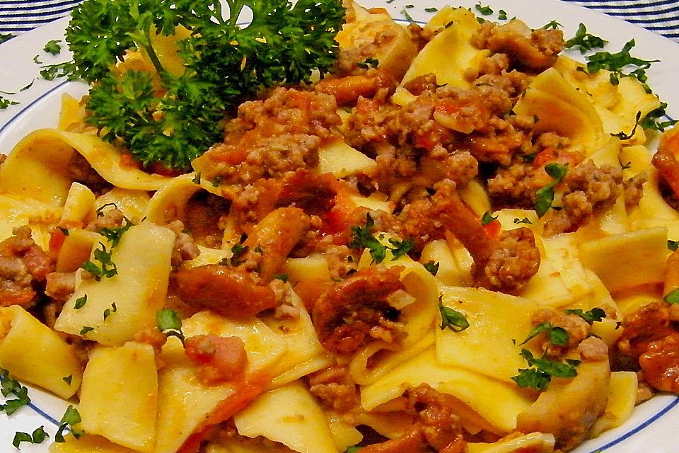 Bandnudeln mit Kalbsragout und Pilzen