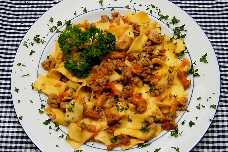 Bandnudeln mit Kalbsragout und Pilzen