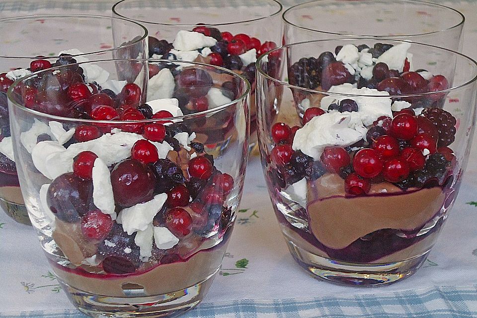 Schokoladenbecher mit Baiser und frischen Beeren