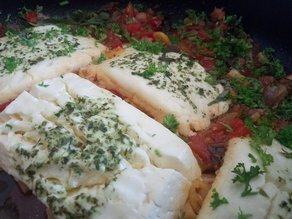 Feta (Schafskäse) auf Tomaten und Zwiebeln, in der Pfanne gebacken von ...