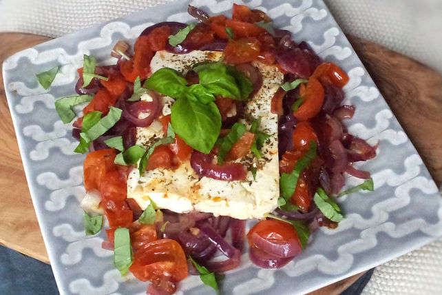 Feta (Schafskäse) auf Tomaten und Zwiebeln, in der Pfanne gebacken von ...