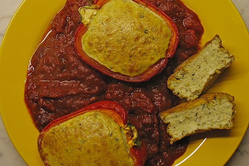 Flaumige Schafkäse - Paprika auf Tomatensauce