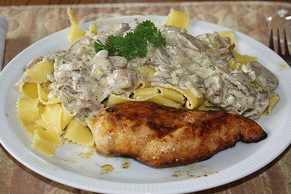 Nudeln mit Pilzsauce und gebratener Hähnchenbrust