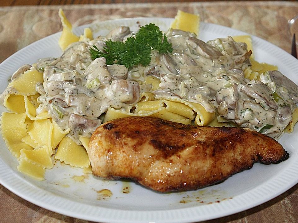 Nudeln mit Pilzsauce und gebratener Hähnchenbrust von Engelchen50| Chefkoch