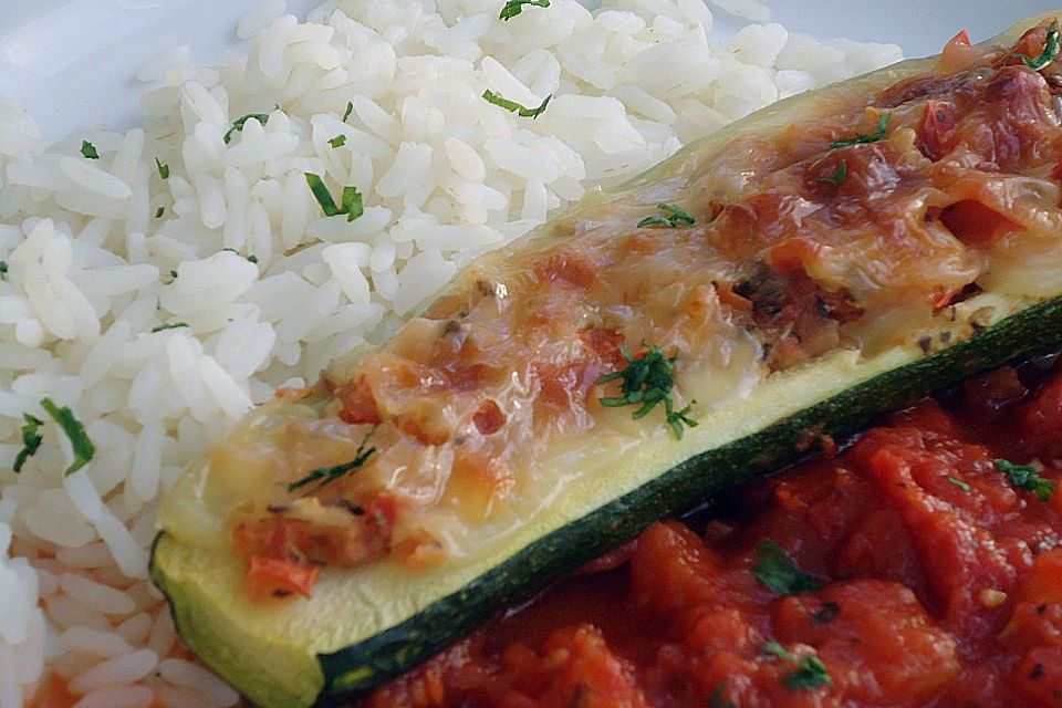 Überbackene Zucchini mit Mozzarella an Reis