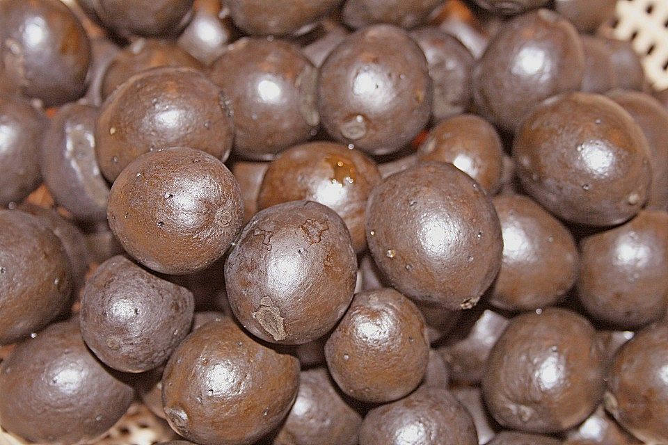 Eingelegte schwarze Nüsse Eingelegte schwarze Nüsse