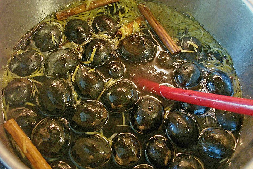 Eingelegte schwarze Nüsse Eingelegte schwarze Nüsse
