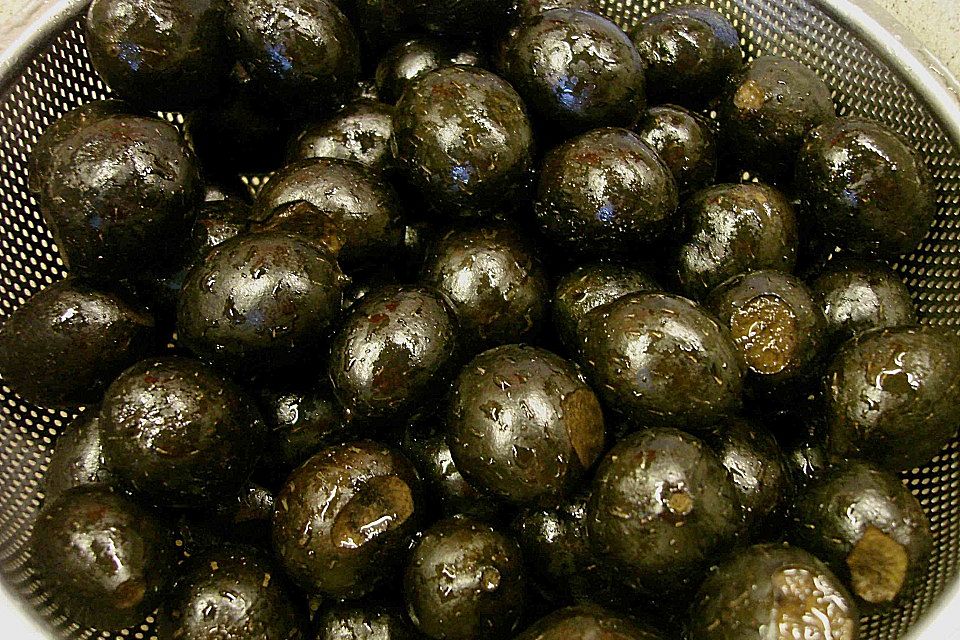 Eingelegte schwarze Nüsse Eingelegte schwarze Nüsse