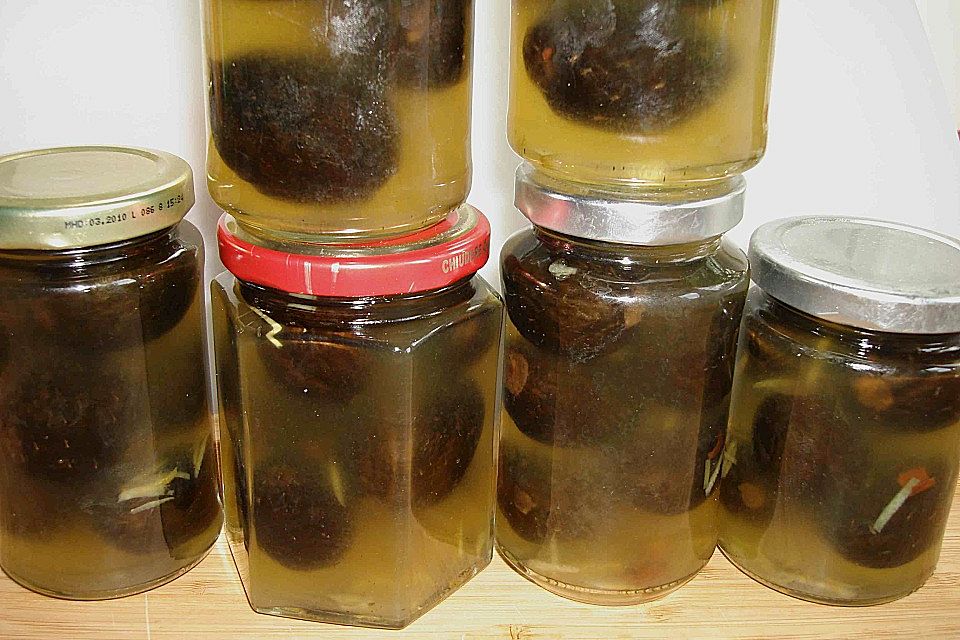 Eingelegte schwarze Nüsse Eingelegte schwarze Nüsse