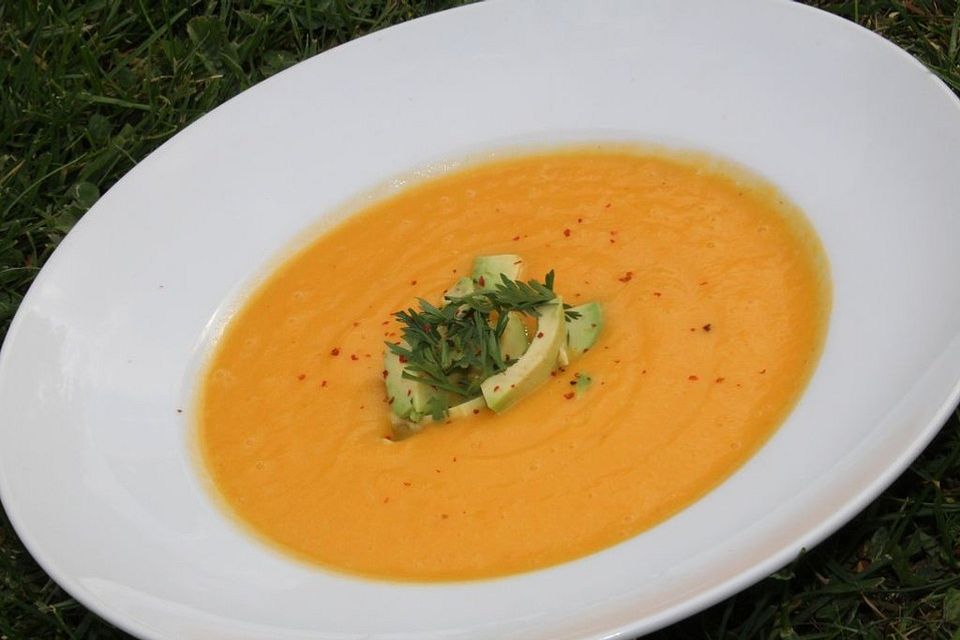 Suppe von Kartoffeln Möhren und Ingwer mit Avocado